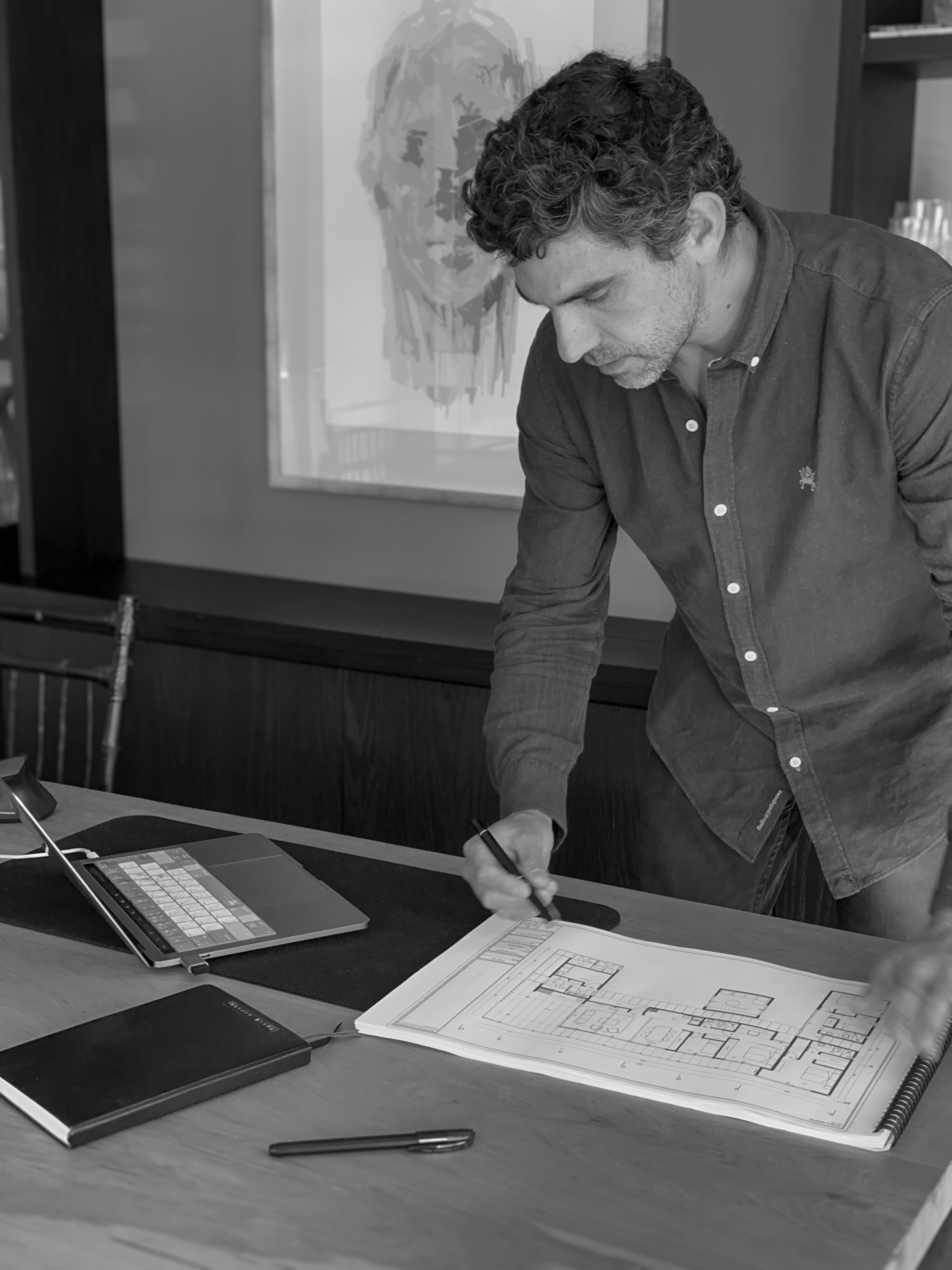 Tomás Navarro revisando planos de una obra